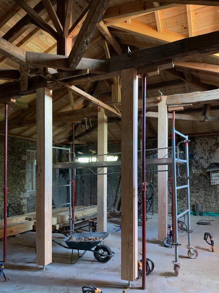 2025. Rénovation lourde d'une maison en autoconstruction - Arès (33) - Confortement de la structure principale - en cours.jpg